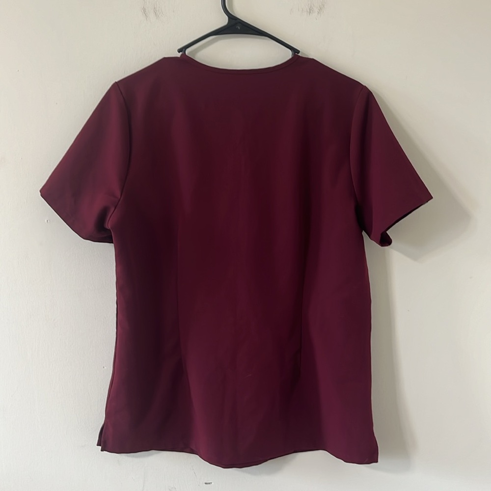 FIGS Catarina One-Pocket Scrub Top Burgundy Size Medium - Picture 6 of 8